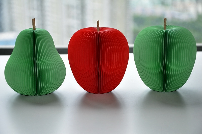 从图片上看不出来，但绿色的拿在手上给人的观感要好很多。