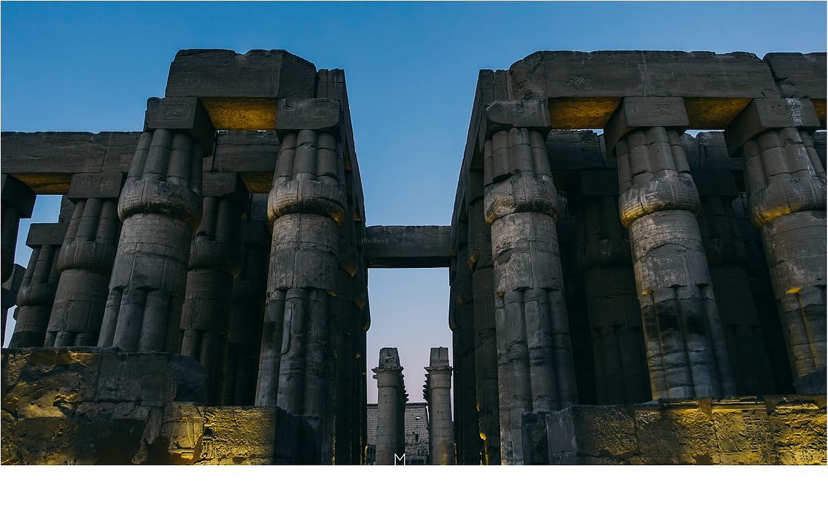 它有一些像哥特教堂集束柱的质感,却依旧是单体柱支撑梁柱.