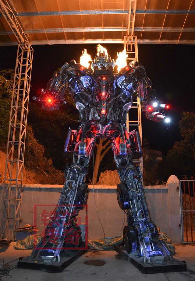 铁的传奇超大型互动式变形金刚亮相