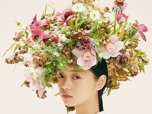 A girl and a flower✖️灵度摄影
