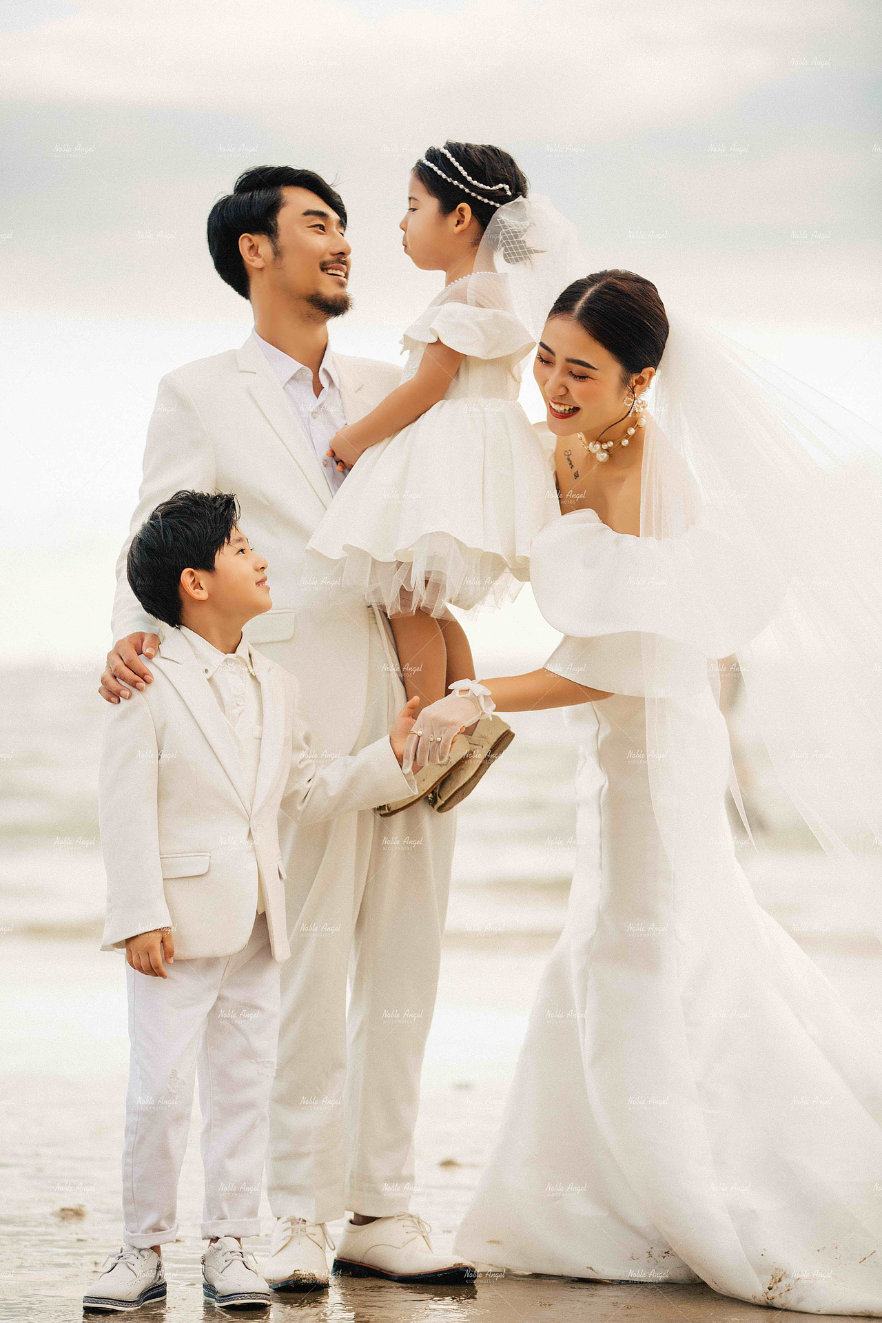 全家福系列白纱礼服款海边踏浪