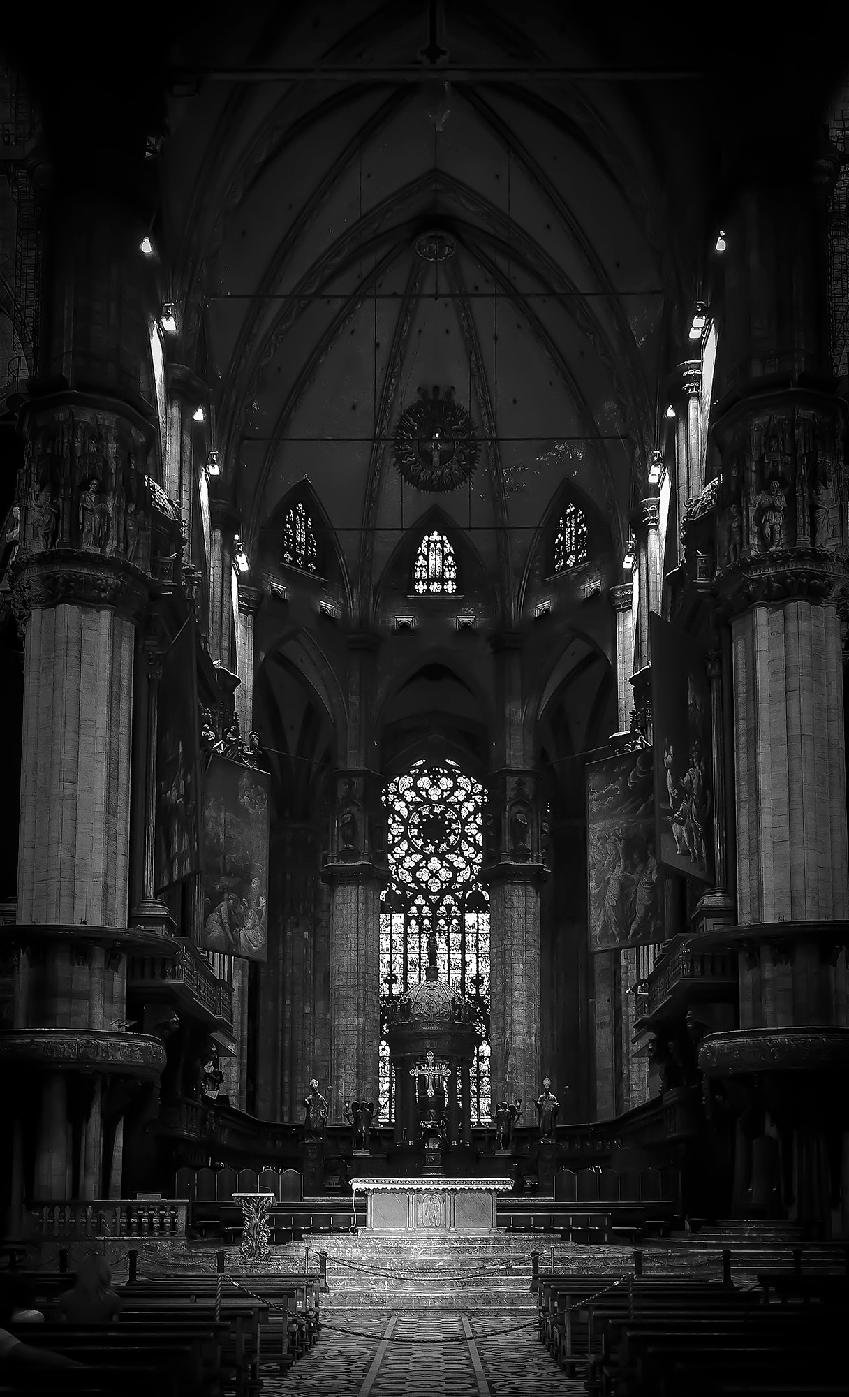 这张是米兰大教堂的里面,非常神圣威严是世界上最大的哥特式,建筑厅内