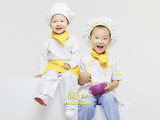 两个快乐的小厨师
