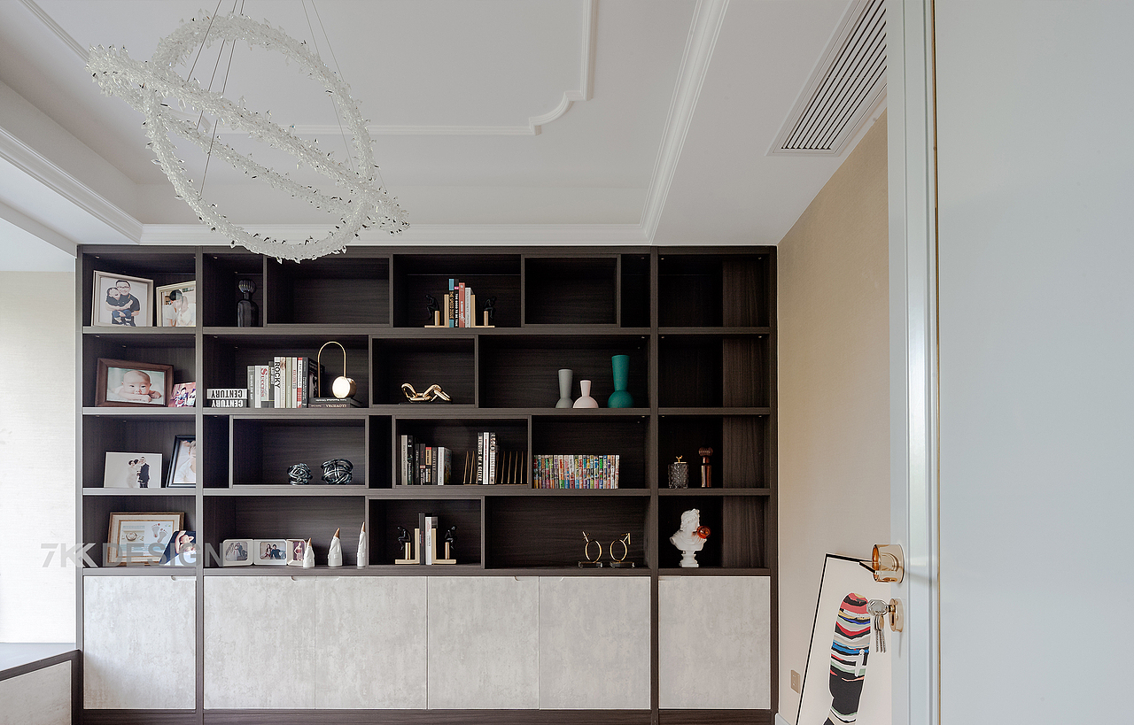 儿童的多功能书房,靠墙定制一整排到顶的书柜 装饰柜形式,美观实用.