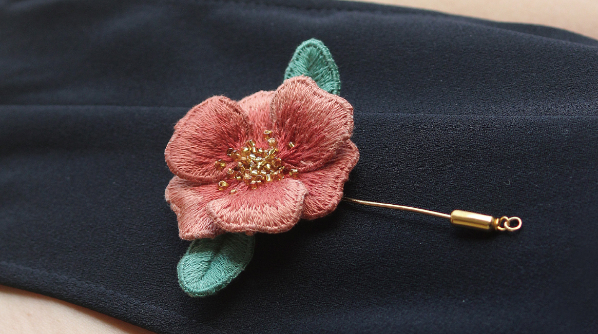 茶花手工刺绣胸针