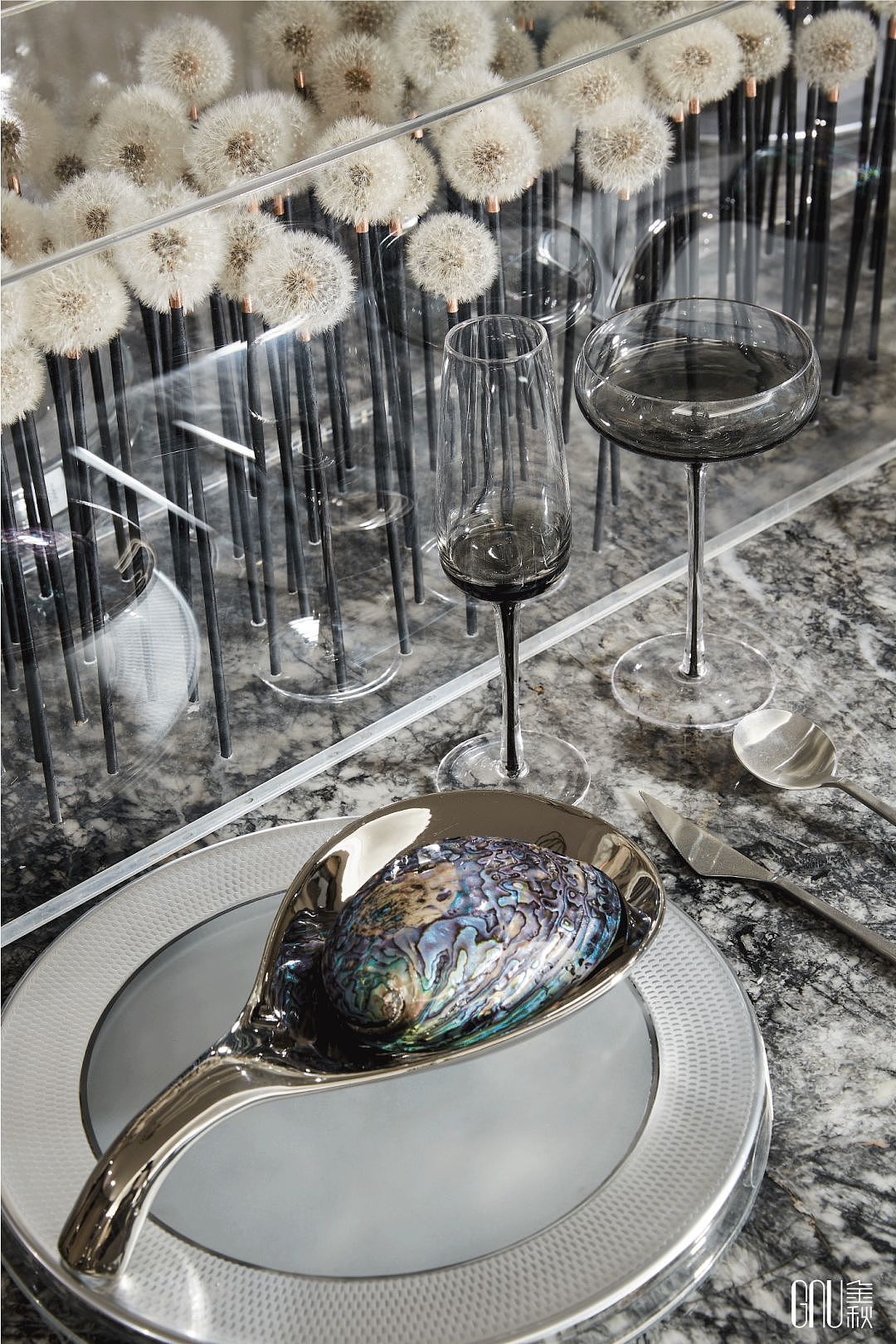 餐厅,作为最能体现生活场景的容器,美味不是唯一重点,信手拈来宛若艺术组合的日常美学才是属于居家的自我宣言。