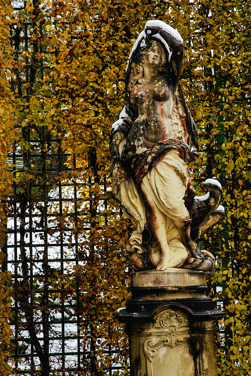 
婀娜的雕塑遍布整个花园的角落之中~