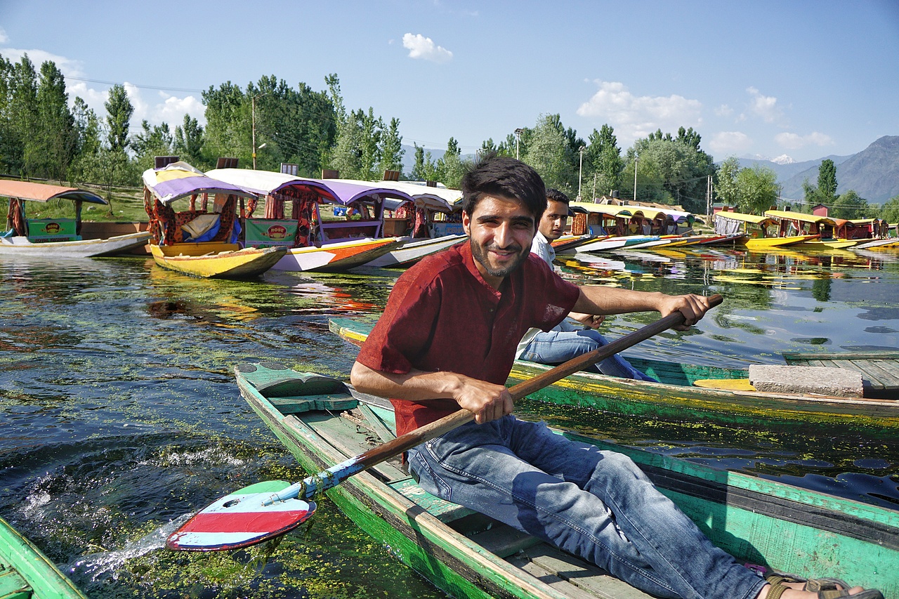 船屋闻名的斯利那加,划船是最主要的交通方式