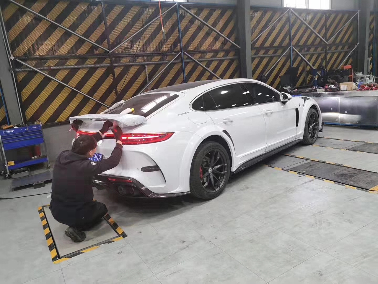 保时捷帕拉梅拉971升级改装mansory款包围机盖尾翼