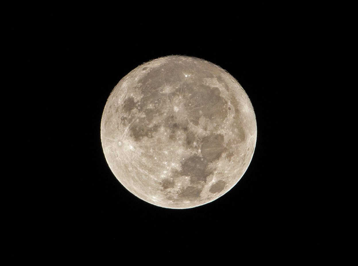 超级月亮再露脸 成都摄影师拍下逐月大片_四川在线