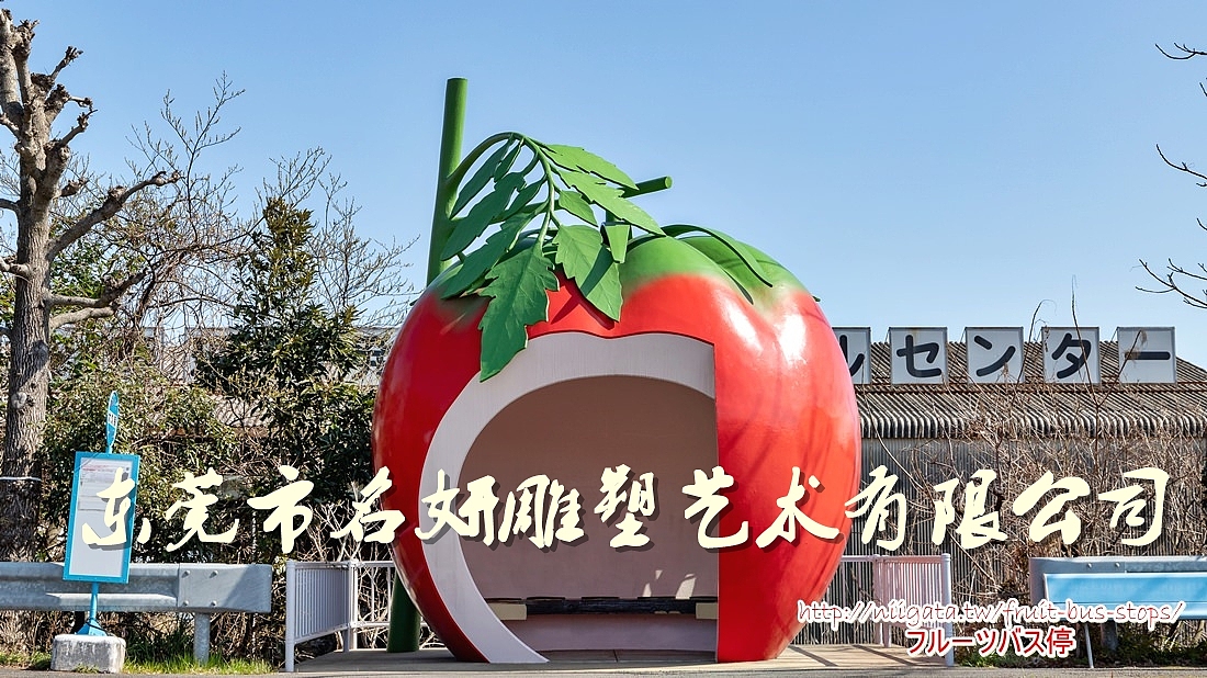 而创意玻璃钢草莓屋造型雕塑是静态,一动一静互相衬托