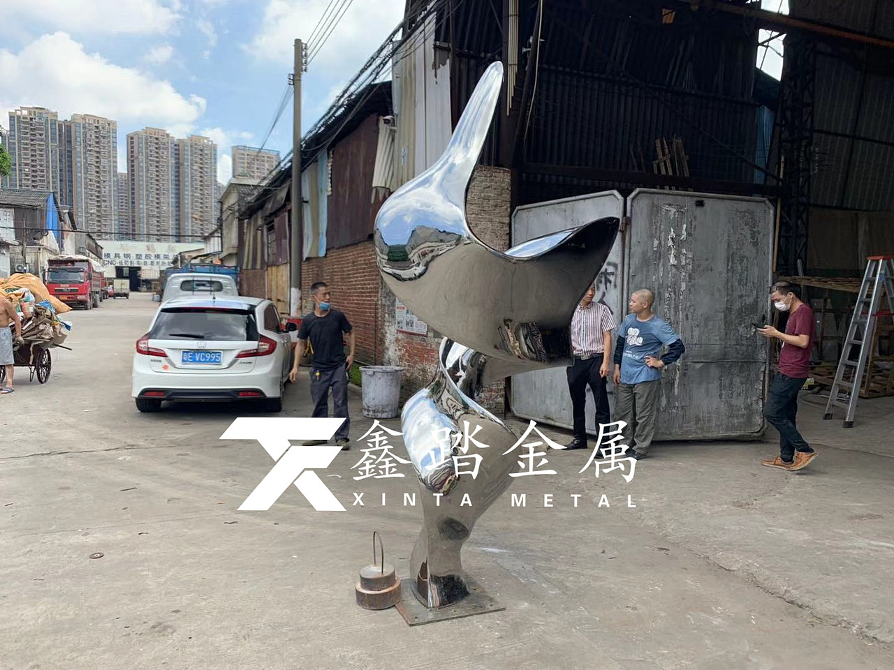 手工锻造双曲面不锈钢雕塑、镜面不锈钢“大拇指”雕塑