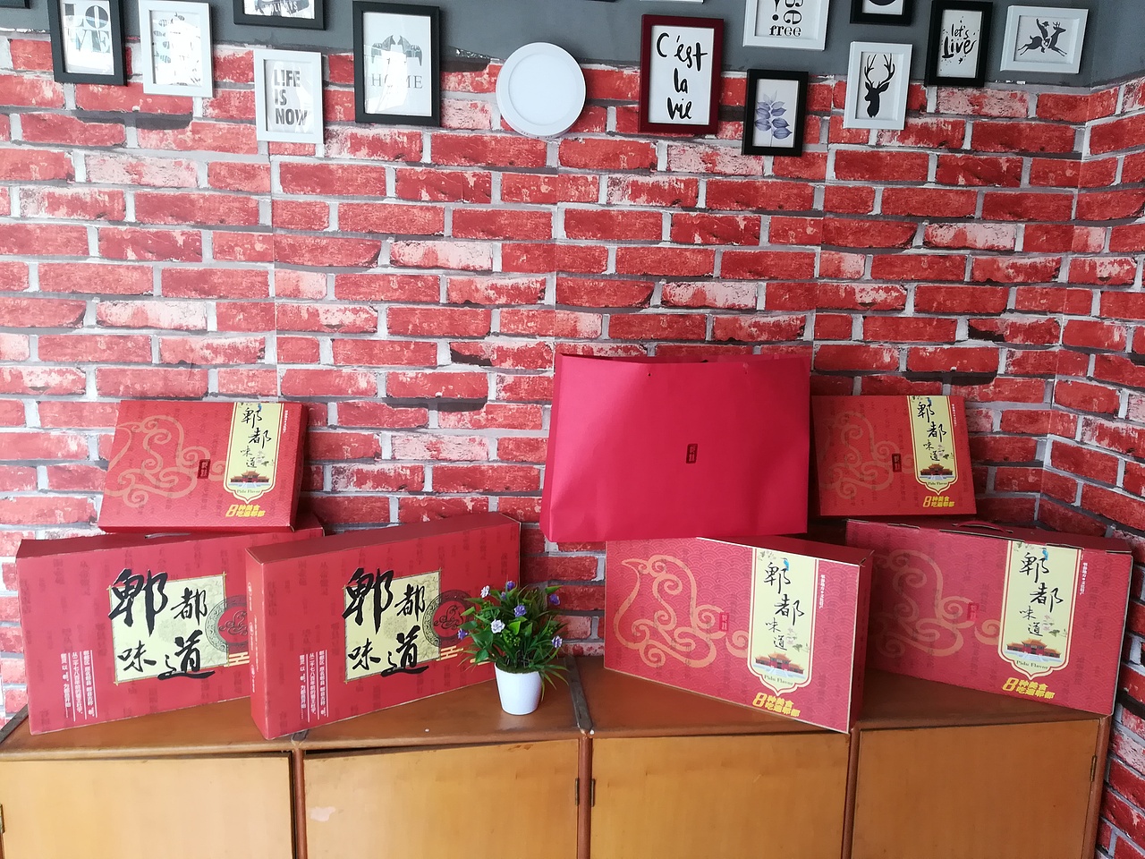 前期的设计稿打样出来的成品,有几种盒型和烫红金的红卡手提袋,最后方案否定了。