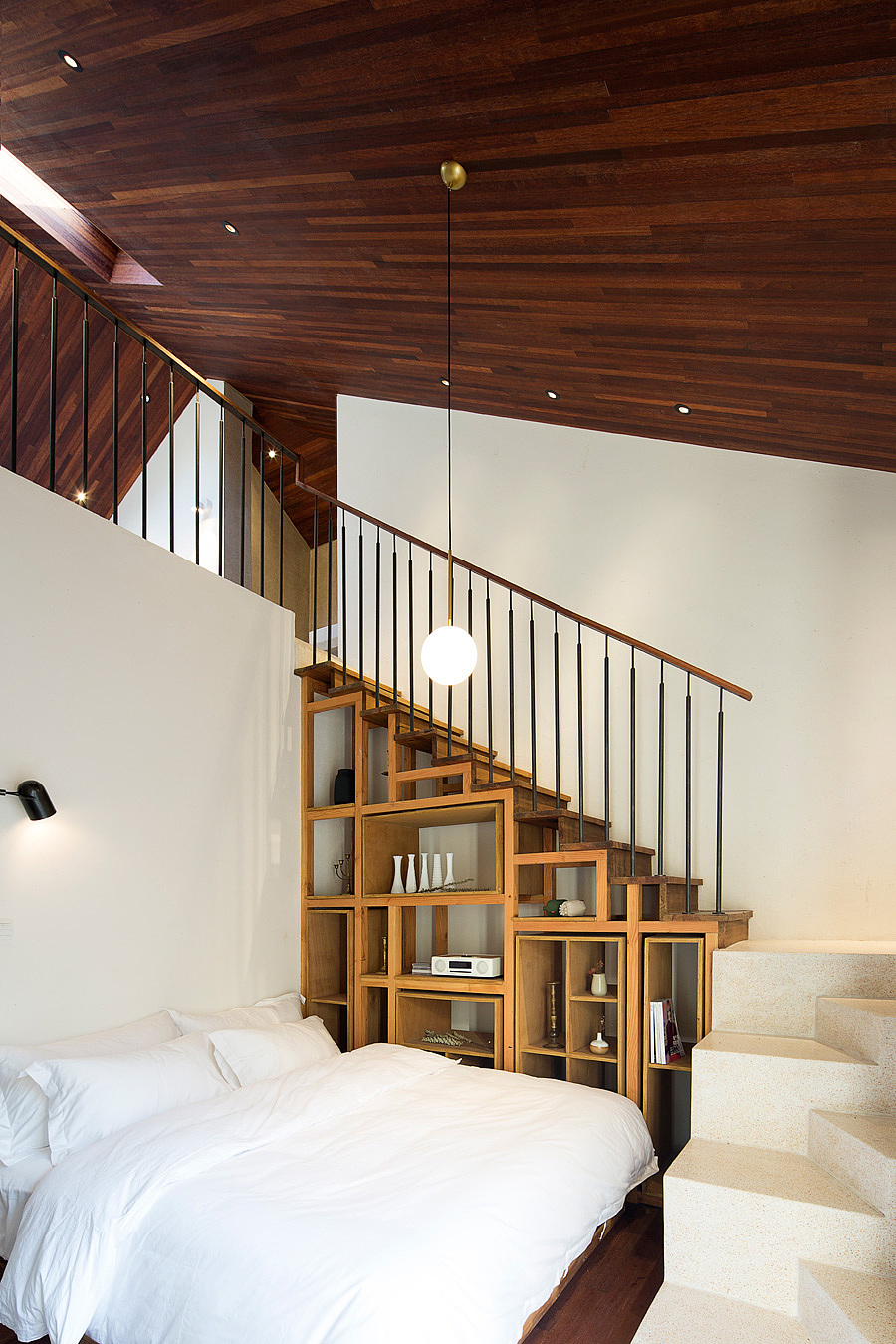 由于原有建筑的限制,在外立面的设计上刻意强化栏杆扶手的形式感,从而达到建筑外立面的整体性和联系性。内部空间材质上都使用了铜质和金属来打破使用木质家具带来的沉闷感,同时增加空间的细节。
在软装的选择上匹配空间的同时让事物本身具有故事性,通过人与空间、事物三者之间的互动,加强空间的识别性。随着时间推移,这些事物与空间将成为入住者记忆的一部分,这才是设计作为播种行为的意义。