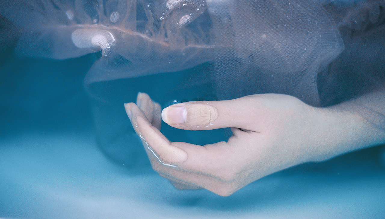 人像摄影——鱼缸里的美人鱼（图ZMjIxNDg3NjU2） - 人像摄影 - 站酷设计师千殇变无殇原创素材 - 站酷ZCOOL