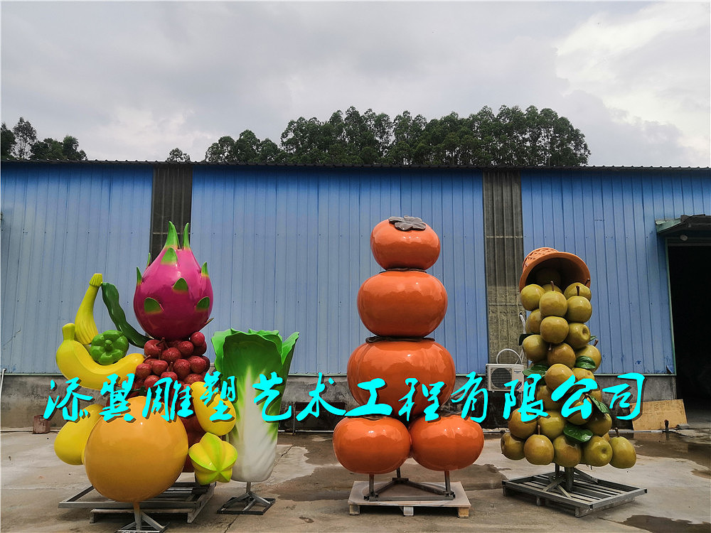 柿子文化节玻璃钢小方红柿造型雕塑游客慕名而来