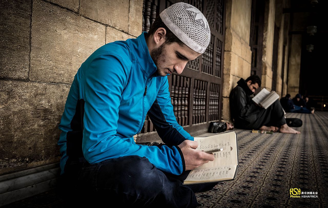 你就别假装努力的看书了，明明在玩手机。