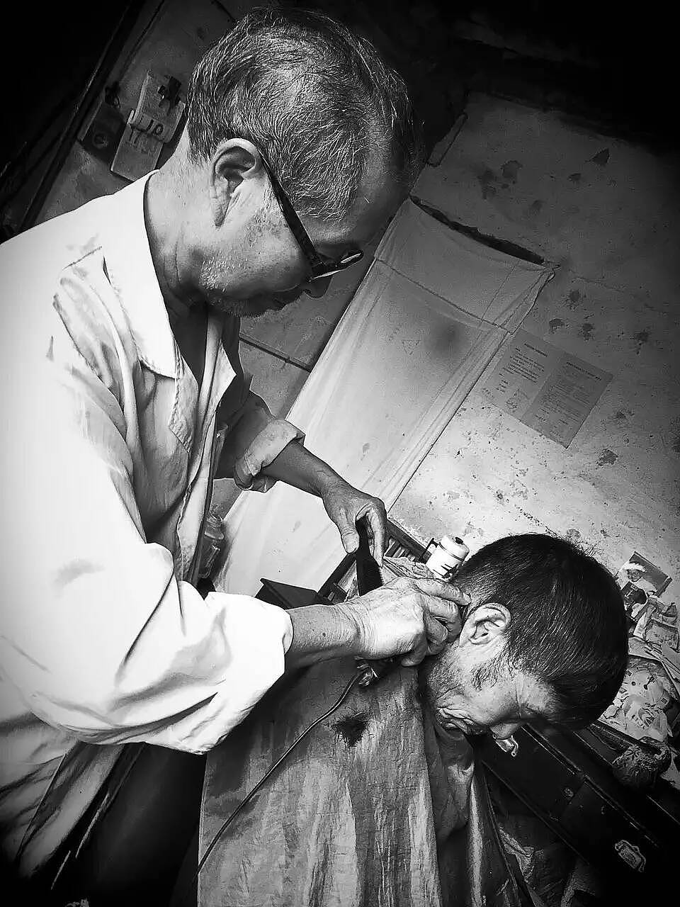 78岁的史师傅,从16岁就跟随自己的师傅学剪发 刮脸