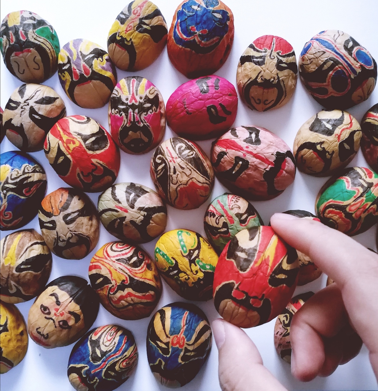 核桃壳被我拨得很整,所以不舍得丢掉,画一画脸谱,做一些装饰物也很