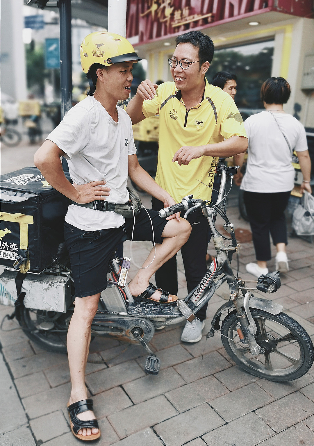 中午,送餐员最忙碌的时刻,为了各人午饭准时送达大家都马不停蹄