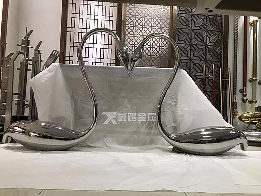爱情主题镜面不锈钢天鹅雕塑