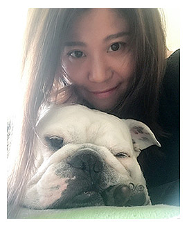 ——于我而言,它陪我的不是年月,而是每一个人生的重要时刻;它是上帝派来教会我爱和责任的天使。于我而言,它不仅是领我踏上动物行为训练之路的引路者,也是我漫漫求知之路的最佳老师。
<br>——所以,不管它怎么慢慢变老,两眼浑浊,它都是我一生中最最重要的小狗狗~~<br><br>.................................................................<br><br>.................................................................<br><br>【伍佰万原照片】: