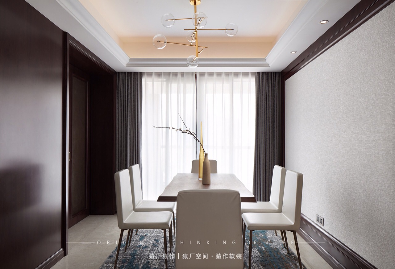 进门的右边则是餐厅,原木色的餐桌搭配白色餐椅,与红木基底形成鲜明的对比,兼顾着舒适性与设计风格的表达。