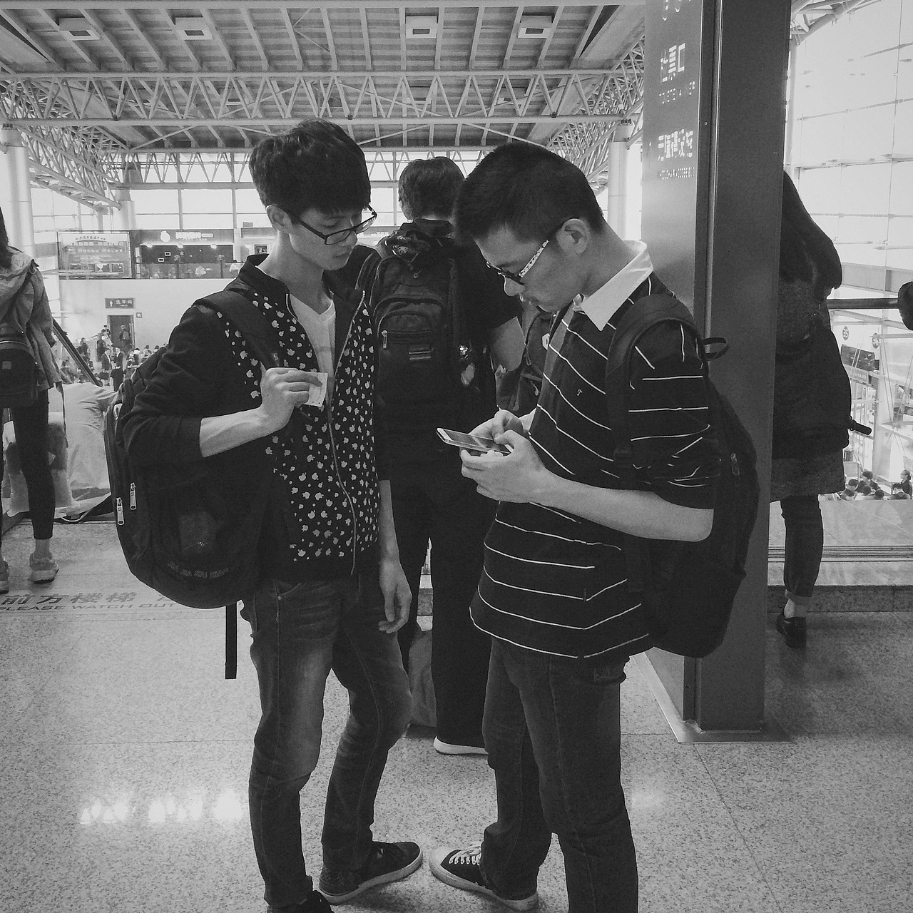 当手机成了我们唯一的玩伴（图ZNDc3NTI4OTI=） - 人文/纪实摄影 - 站酷设计师OldWhale原创素材 - 站酷ZCOOL