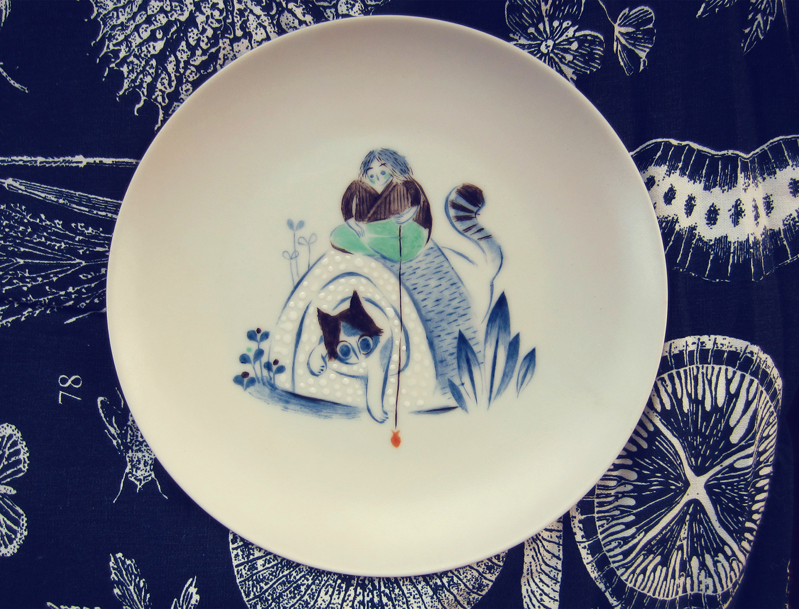 瓷盘彩绘《猫寿司》(釉上新彩)