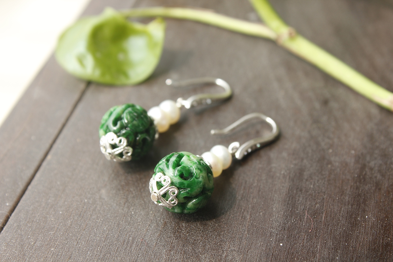 陌上诗 | 产品摄影 | 【春芽】满绿老翡翠耳环（图ZMTUxODY5NDA4） - 产品摄影 - 站酷设计师蓝色幽幽原创素材 - 站酷ZCOOL