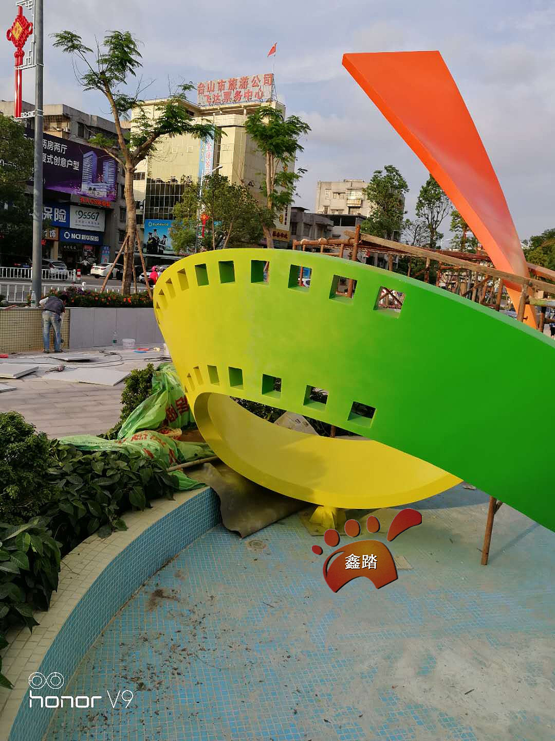 台山市影剧院不锈钢大型胶卷造型雕塑,长度10米,高度4米,整体喷彩色