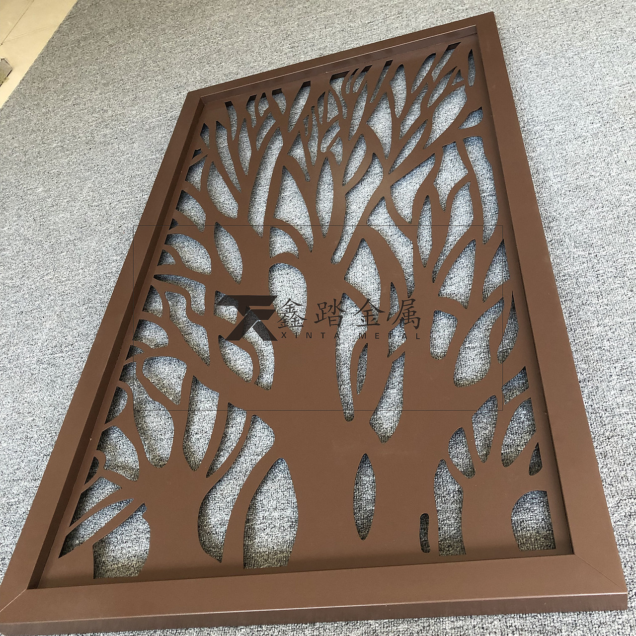 氟碳喷漆镀锌板镂空屏风厚重的色彩运用让实际效果高贵