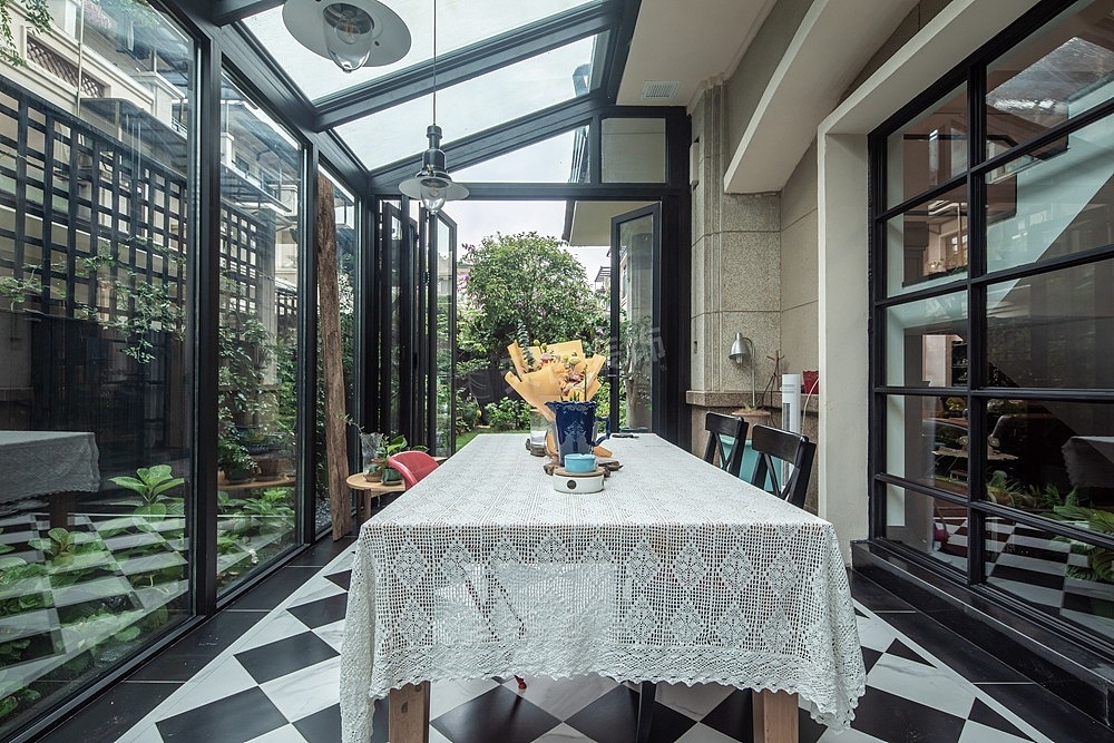 本案例是龙湖紫云台的联排别墅装修设计作品,整体设计风格为简约loft,入户起居的重点区域,利用了层高优势,划分出男主人音箱发烧友的爱好,也区分出女主人对居家收纳要求的利用性,因此划分出来内阁楼空间,增加了入户空间的调动性,让线和面进行合理的呈现,或错落、或穿插,用材质和色彩的融合增加画面的层次感。
<br>