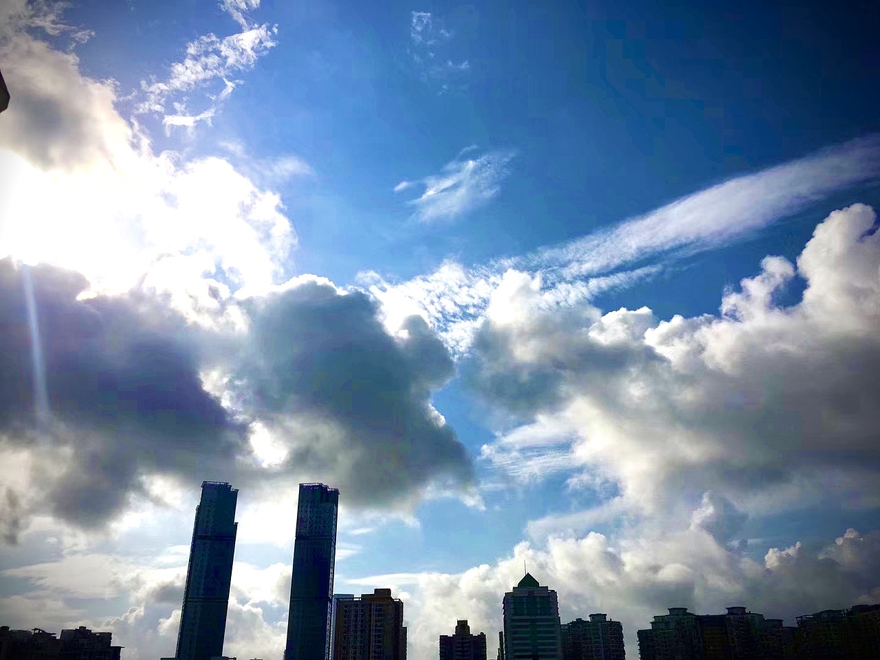 纷纷扰扰的城市 天空的云朵呀 你可不可以不要那么猖狂 显得我的自由太小