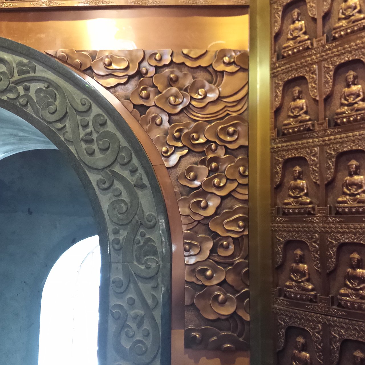 佛塔紫铜佛龛装饰艺术