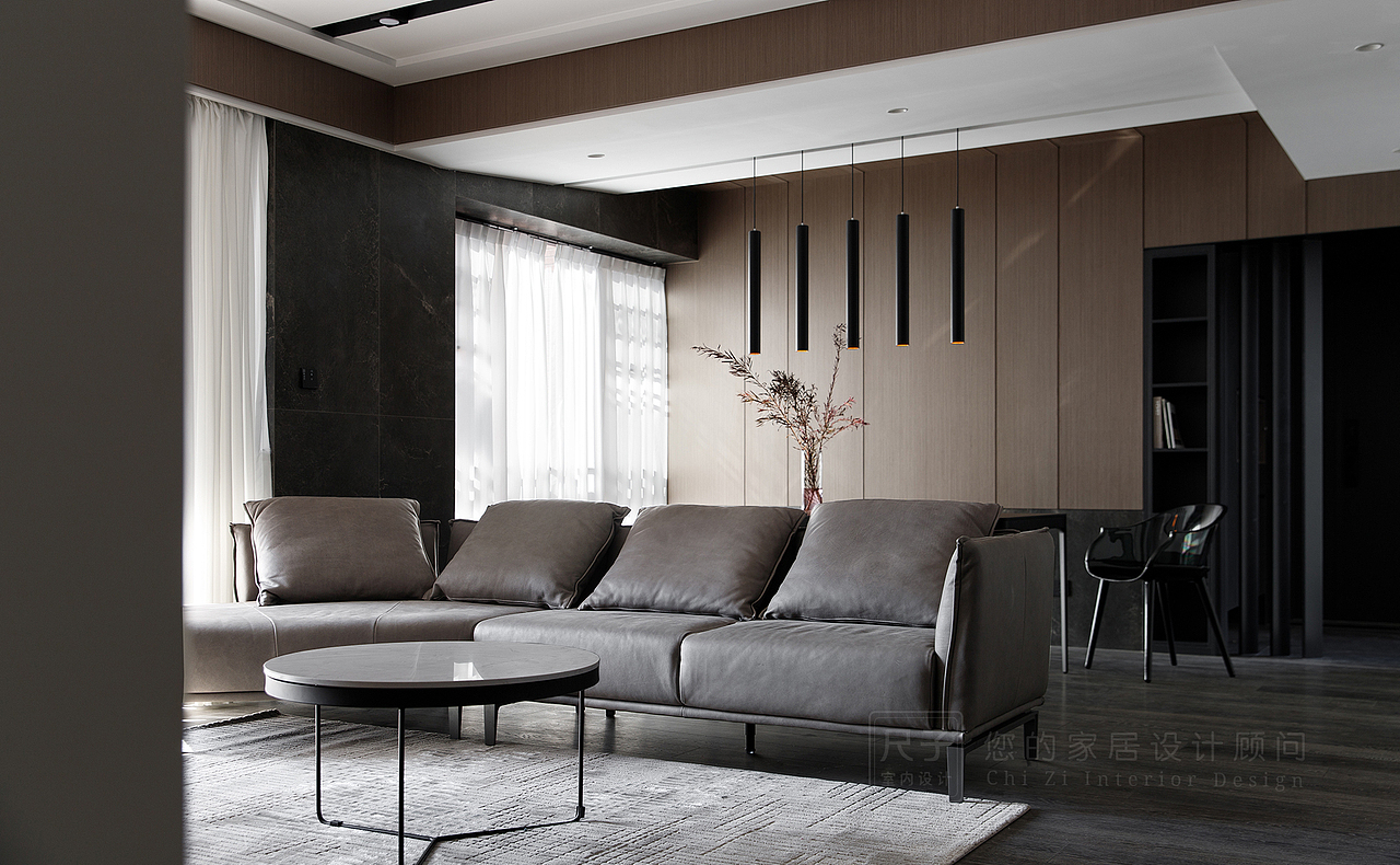 黑白灰是经久不衰的经典搭配，瓷砖与温润的木饰面板拼接而成的背景墙，中和了选材和配色上的硬朗感，给空间平添几分恰到好处的温馨与柔软。