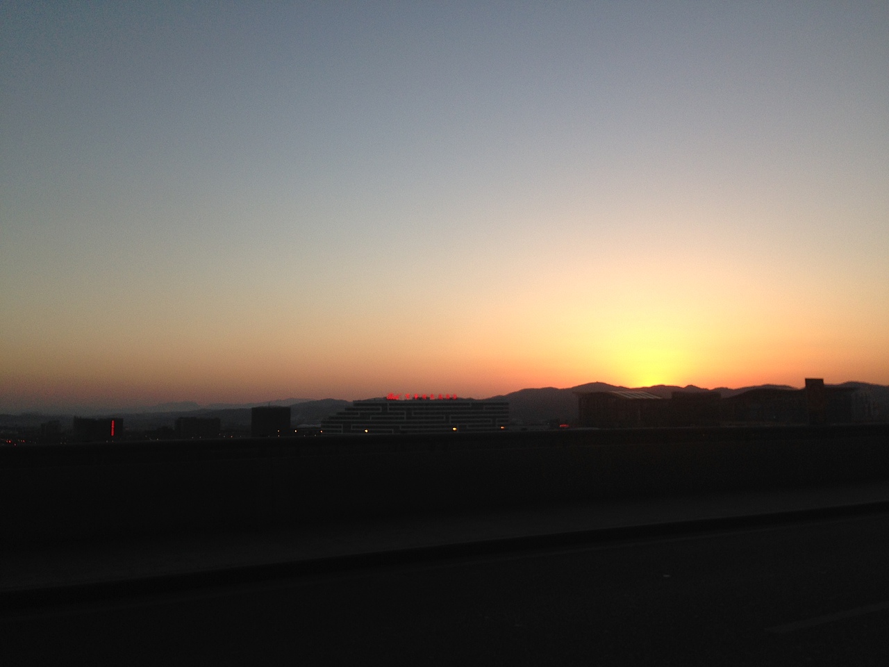 这是最后一天在昆明走的时候看到的夕阳
很美<br>......<br>待续