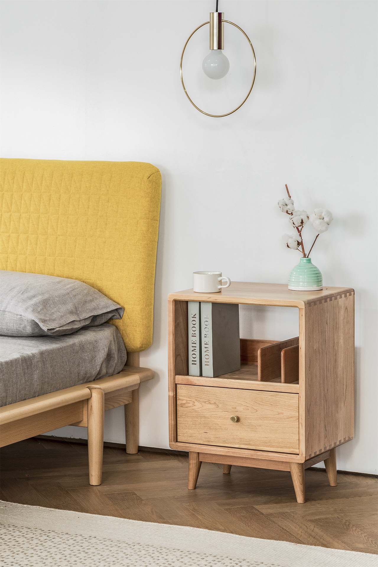 加固立水,底部挑高。立水加厚,承载力更好,四支柜脚均匀受力,挑高柜底,方便打扫。