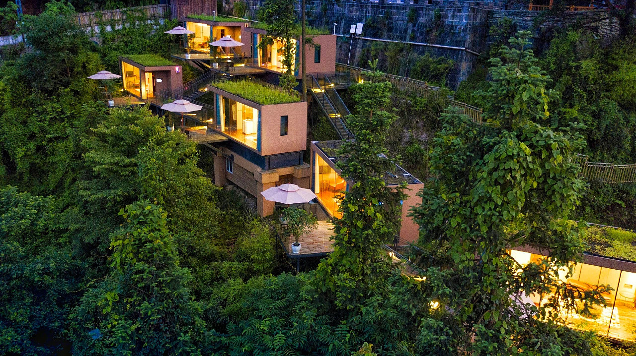 地球仓十八洞村悬崖生态酒店 br> br>2016年,我们在精准扶贫首倡地