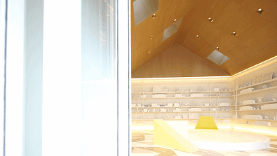 此次峻佳设计联手万科地产,进行了一场关于家园与社区的可持续营造实验,试图以颠覆式设计驱动传统地产营销模式的转变。本案围绕“Homeland童·梦”概念,回归居住的初心,结合万科地产作为城市配套服务商的战略,打造出中国首家儿童主题售楼中心。
<br>峻佳设计希望人们第一次走进销售中心时,即能借助于丰富的场景设计开启未来家园的美好想象。项目的创新之处在于既能实现销售与人文的共生,又会随着时间迁移实现空间不同时期功能的转变和延续。从前期以销售为导向的售楼中心,到后期作为教育配套的幼儿园,最终演变为公共性的美好社区中心,与城市共生长。