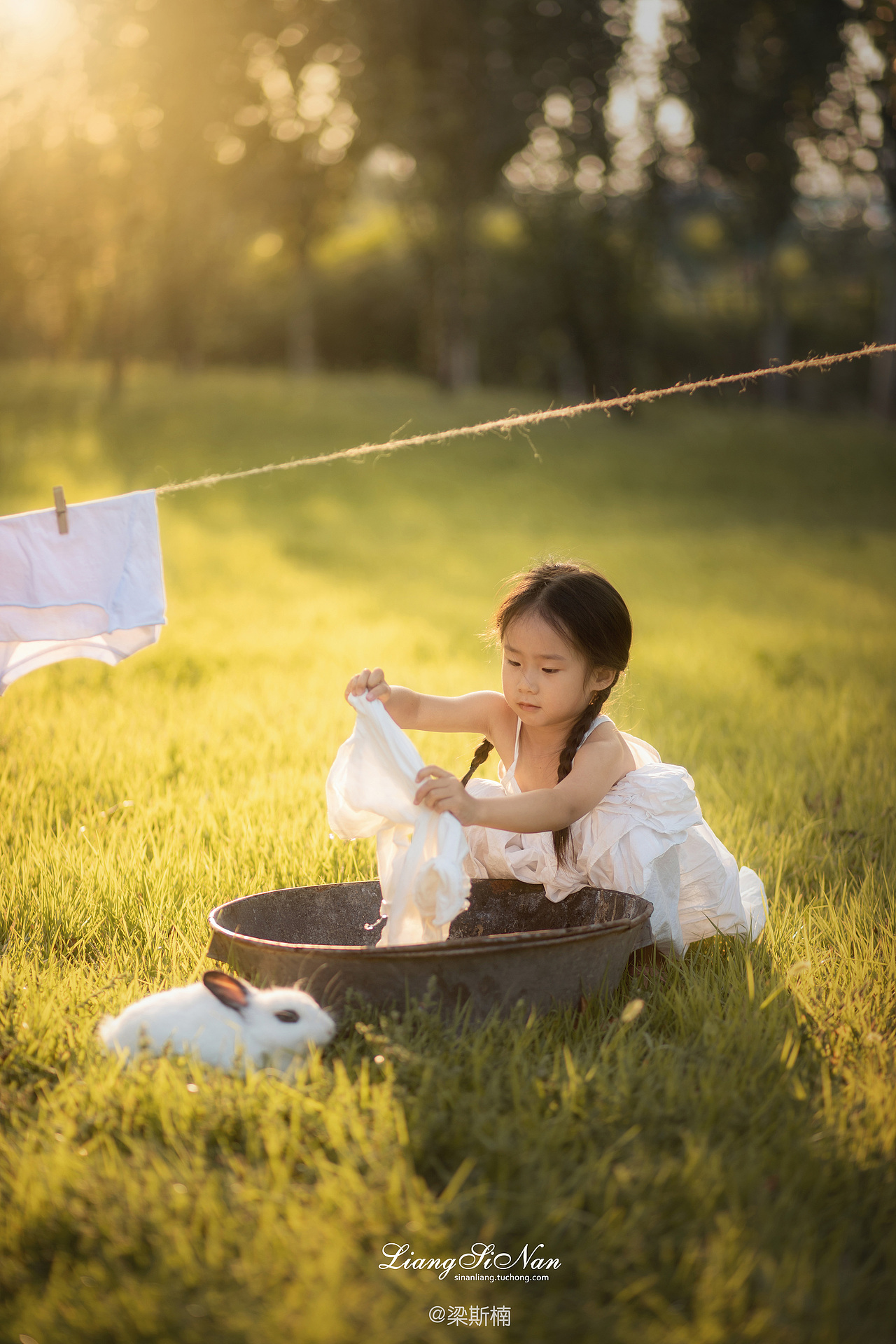 晾衣服的小女孩