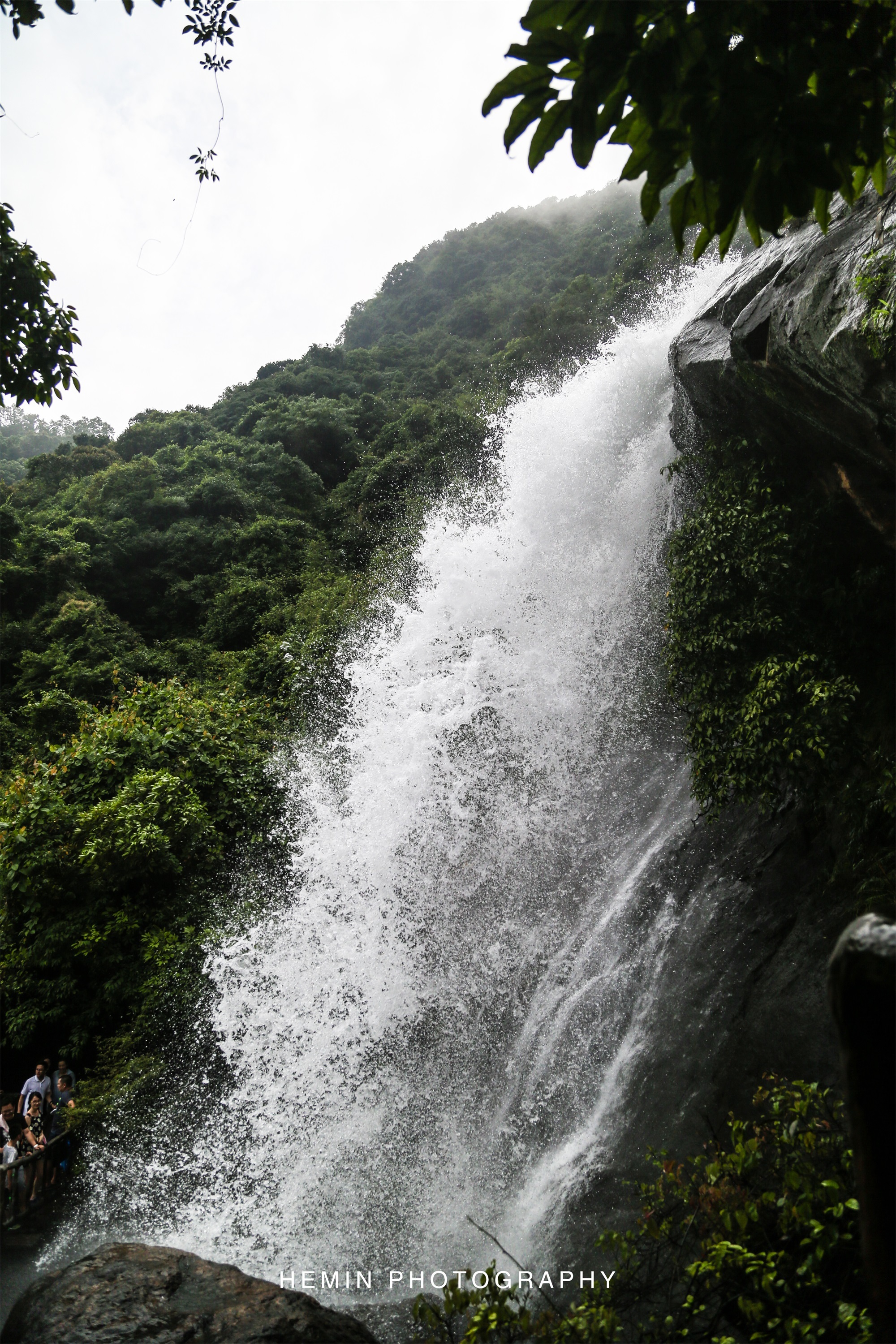 约伙伴来白水寨观沐瀑叹山水spa