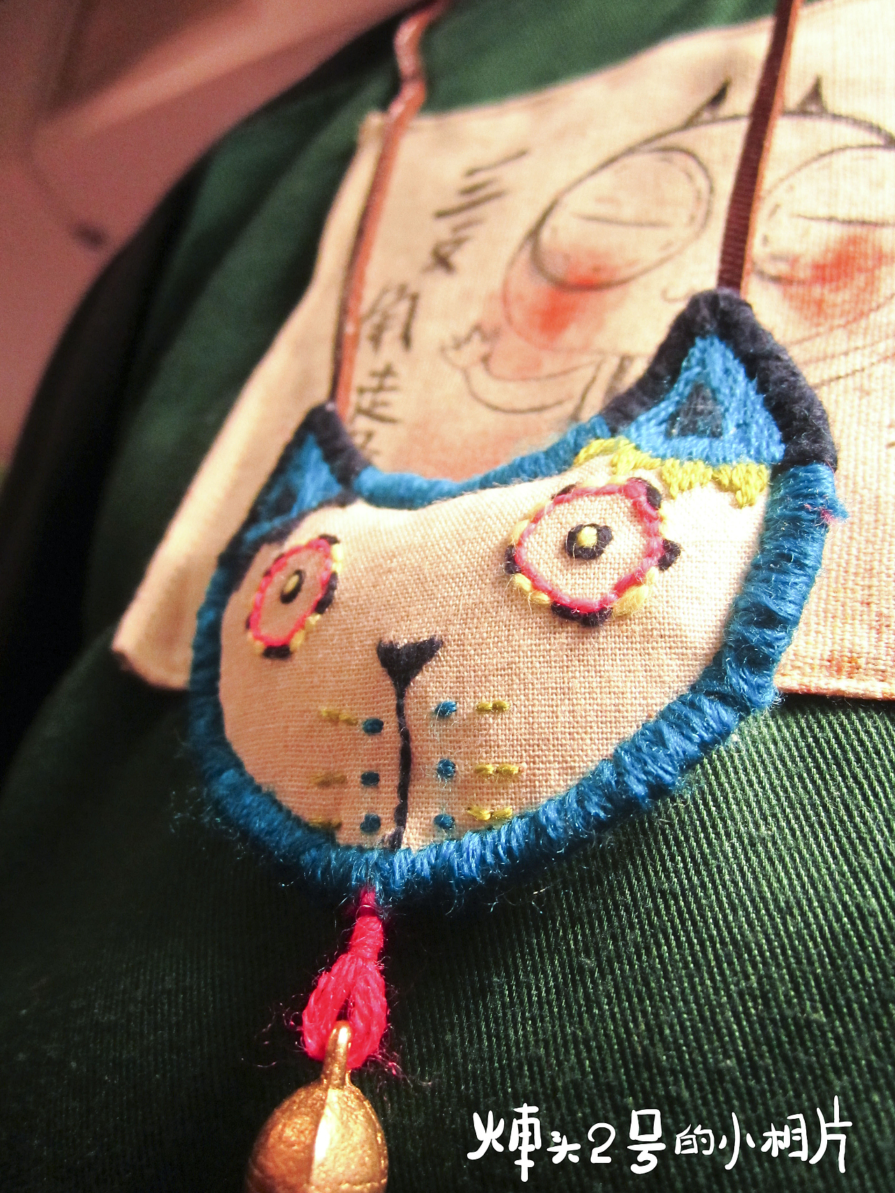 妈妈为画展做的周边产品。小猫的项链。