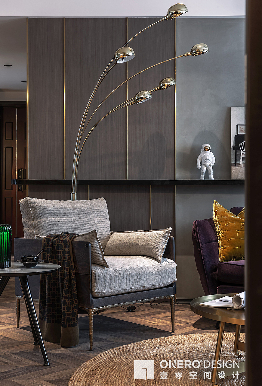 ▲造型灵动的灯具、沙发、茶几,巧妙的化解深色的沉重,更显时髦。
