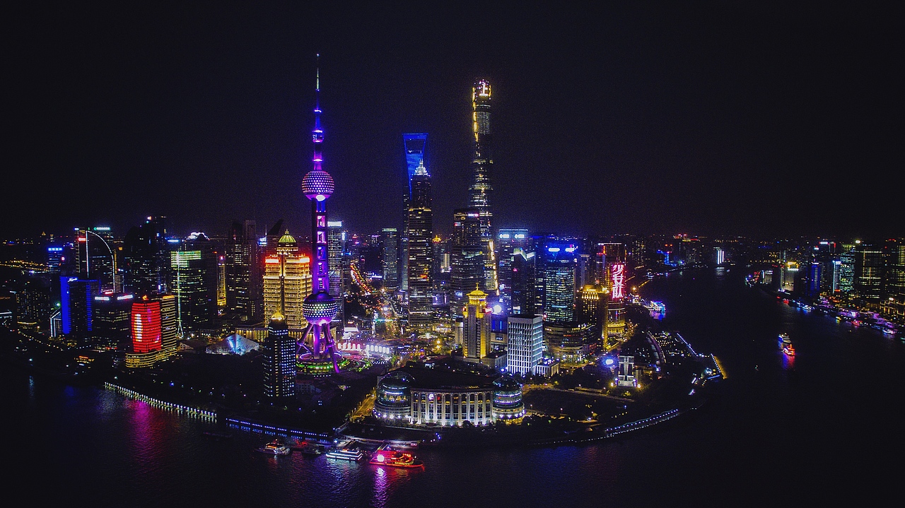 航拍夜上海飞越北外滩