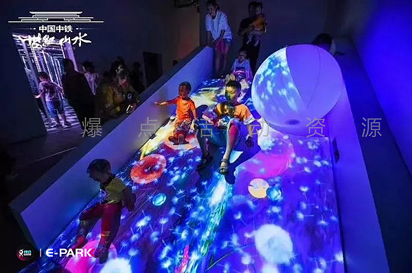 (「潘多拉」拍摄图)
在这个神奇的潘多拉森林<br>当你碰到蒲公英时它们会随风飘散<br>当你碰到小壁虎时它们居然可以生长出神奇的翅膀飞走