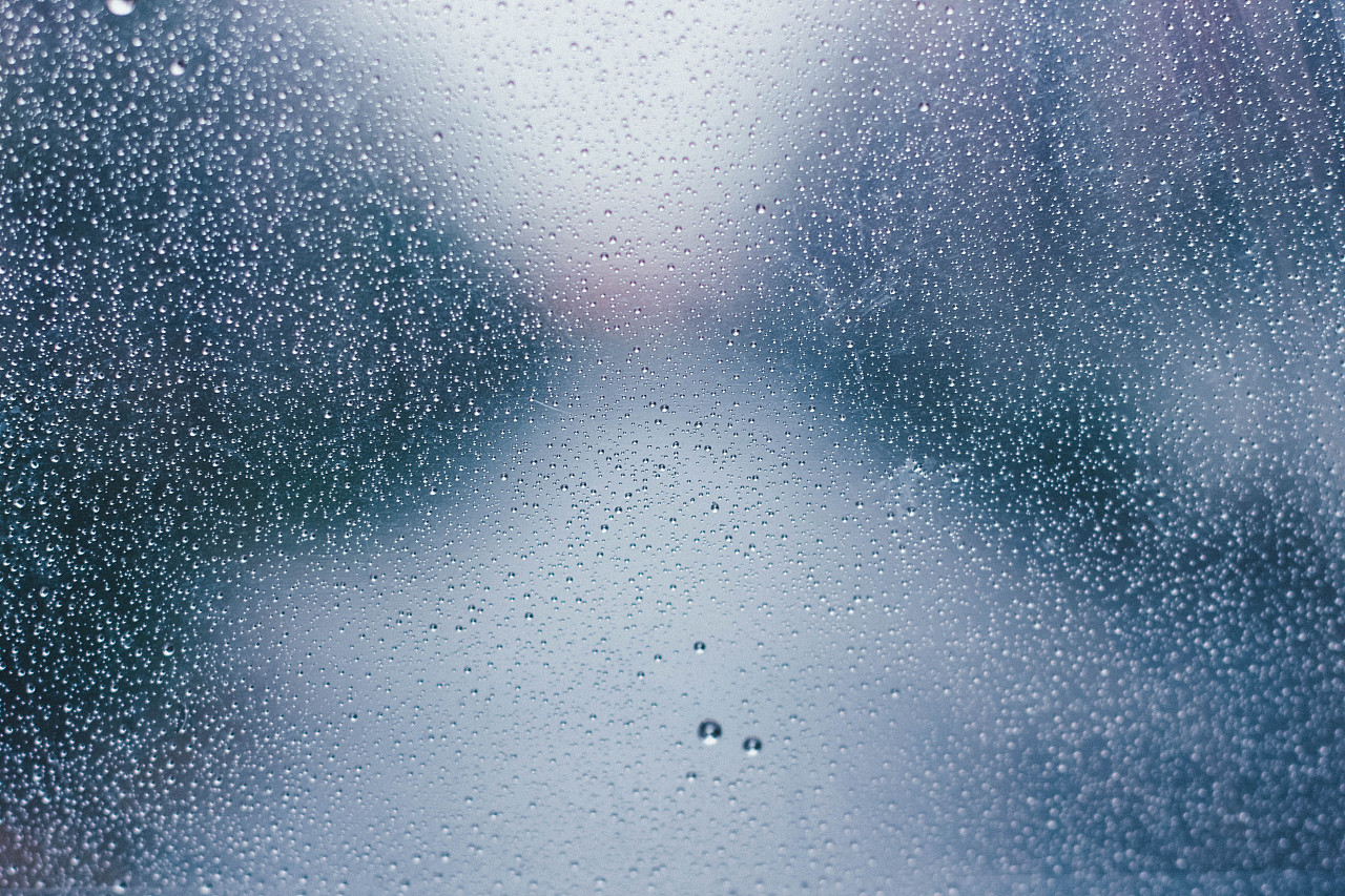 下雨天窗外飘满水的玻璃高清摄影大图-千库网