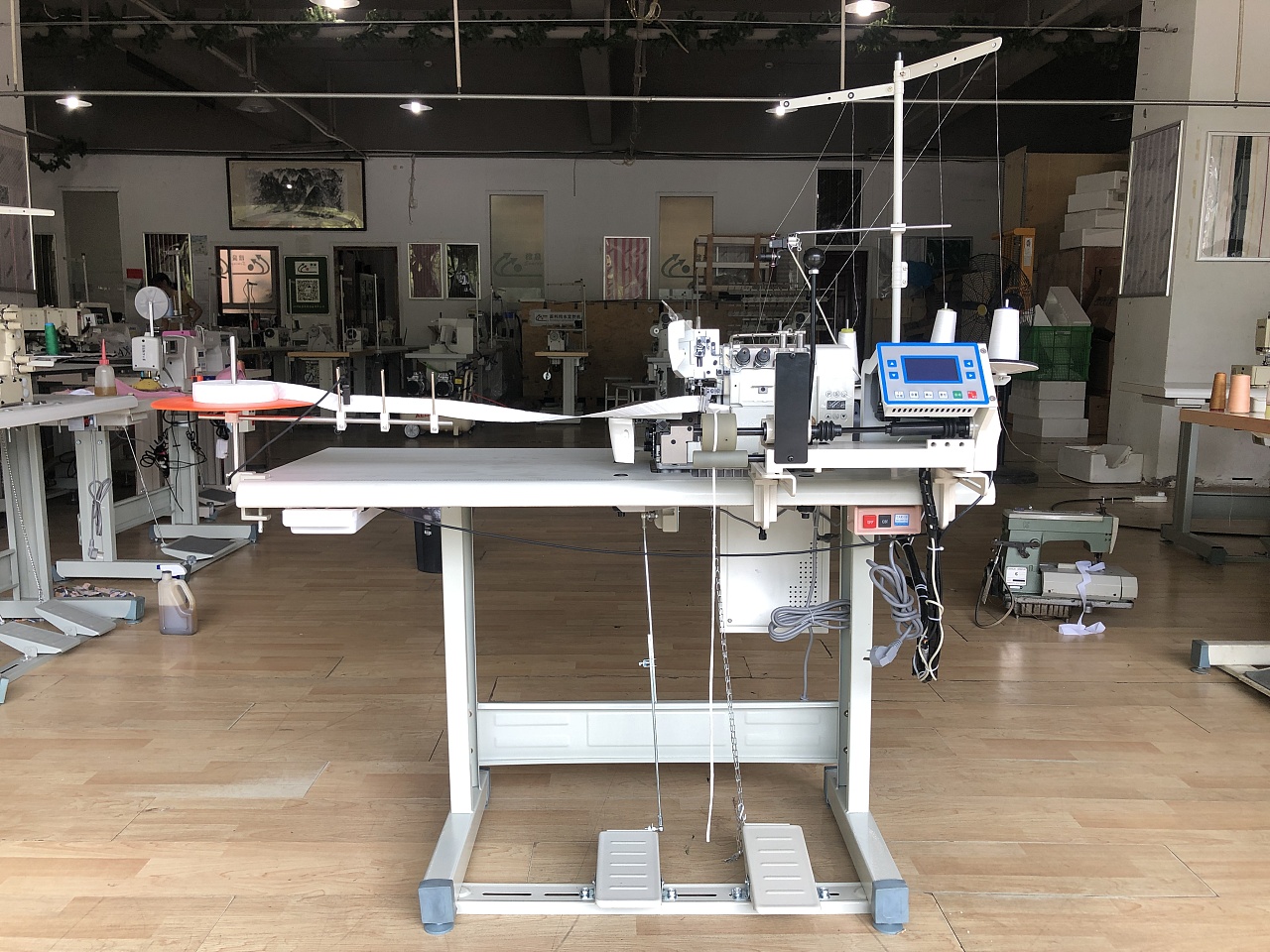 包缝机翻带拉筒加装同步拖轮 ,改装全自动翻带机.