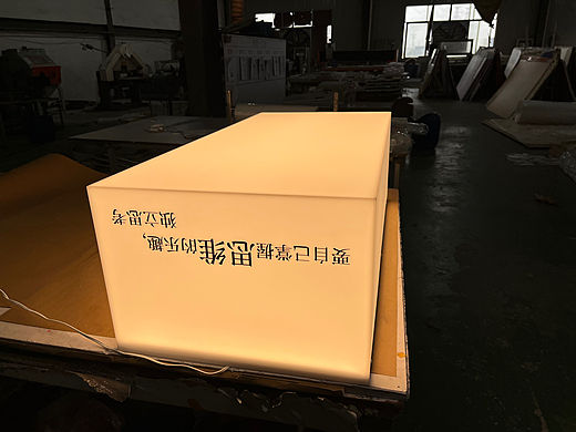 亚克力通体发光灯箱，吸睛灯箱