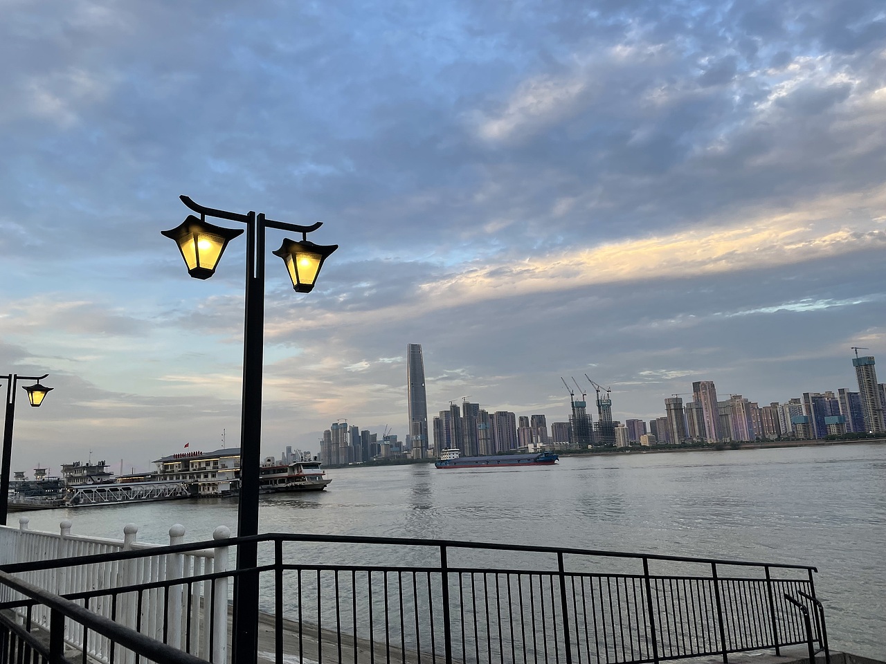 《手机摄影｜江滩-东湖》（图ZMzAzMjE3MTgw） - 风光摄影 - 站酷设计师五七三一原创素材 - 站酷ZCOOL